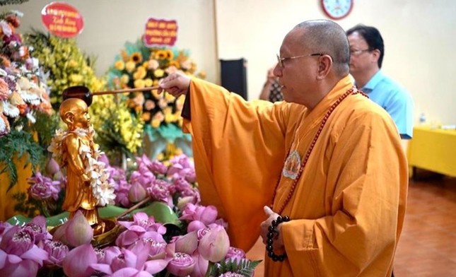 Hòa thượng Thích Gia Quang thực hiện nghi thức Tắm Phật