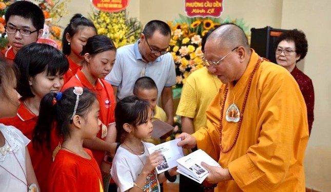 Trao tặng quà cho 20 em nhỏ khuyết tật TP.Hà Nội