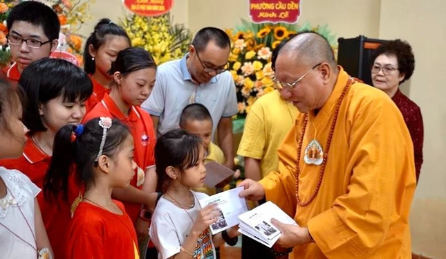 Trao tặng quà cho 20 em nhỏ khuyết tật TP.Hà Nội