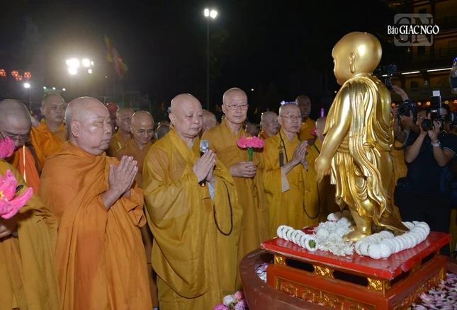 Hòa thượng Thích Lệ Trang thực hiện khóa Lễ Tắm Phật tại Việt Nam Quốc Tự