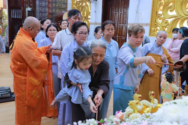 Các Phật tử thực hiện nghi thức Tắm Phật
