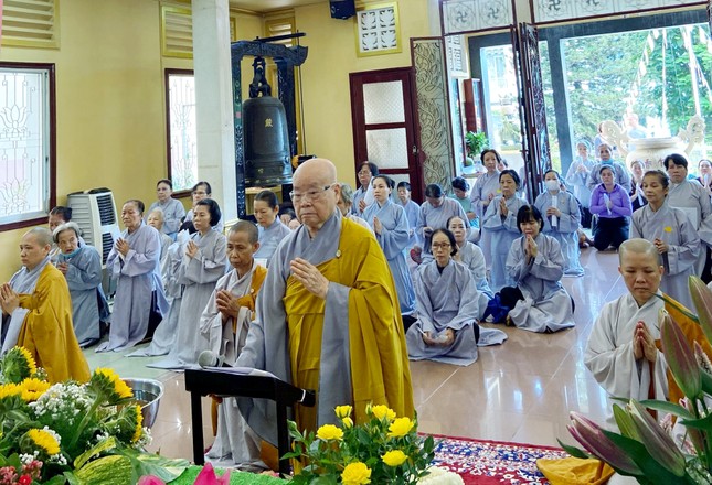 Ni trưởng Thích nữ Như Xuân và đạo tràng tụng sám Khánh đản