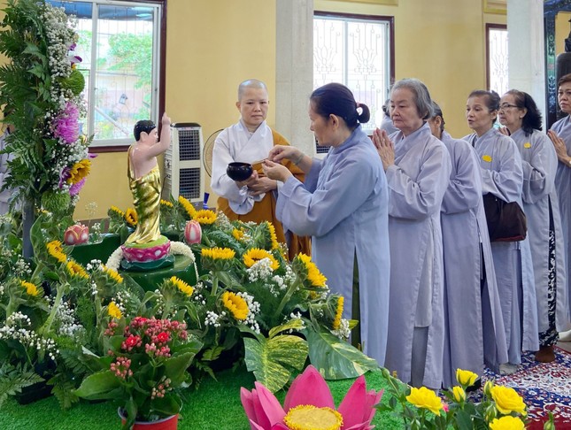 Phật tử trang nghiêm lần lượt thực hiện Lễ Tắm Phật theo truyền thống