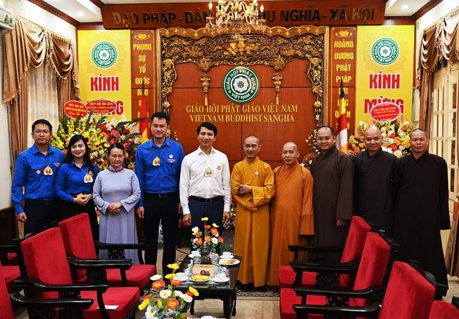 Lãnh đạo T.Ư Hội Liên hiệp Thanh niên VN chúc mừng Phật đản đến lãnh đạo GHPGVN