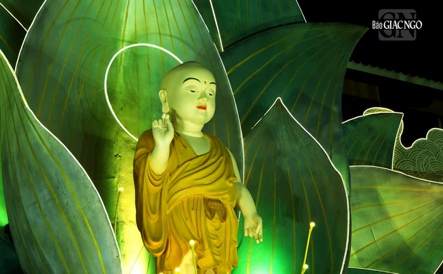 Tôn tượng Đức Phật sơ sinh được tôn trí tại lễ đài Việt Nam Quốc Tự