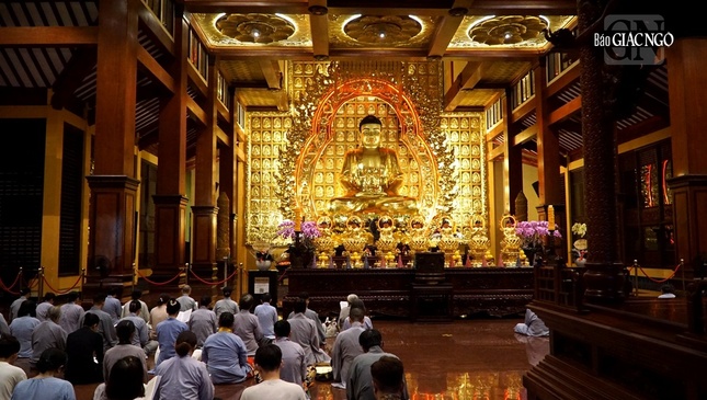 Khóa lễ bắt đầu từ 18 giờ tối tại chánh điện Việt Nam Quốc Tự