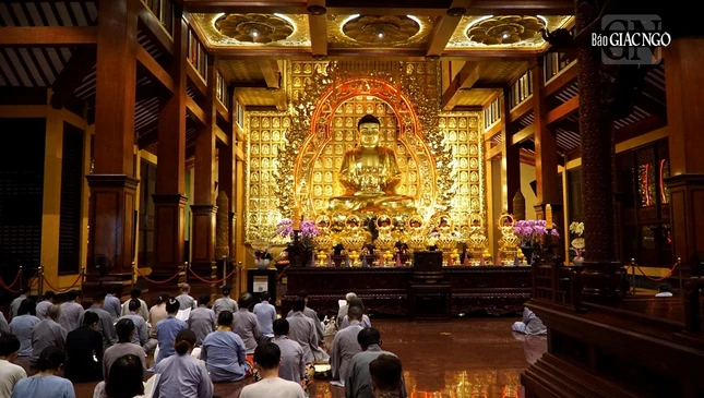 Khóa lễ bắt đầu từ 18 giờ tối tại chánh điện Việt Nam Quốc Tự