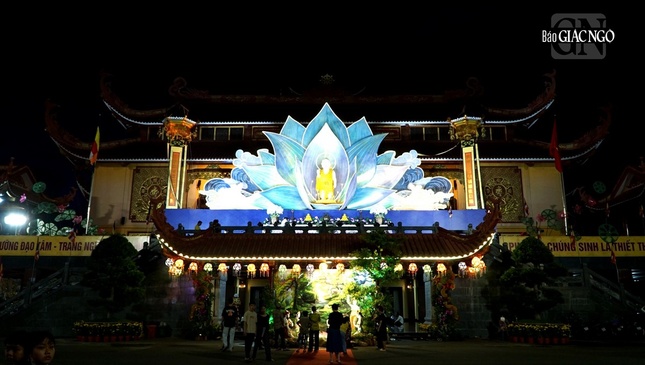 Lễ đài kính mừng Phật đản của Phật giáo TP.HCM tại Việt Nam Quốc Tự