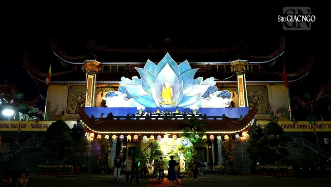 Lễ đài kính mừng Phật đản của Phật giáo TP.HCM tại Việt Nam Quốc Tự