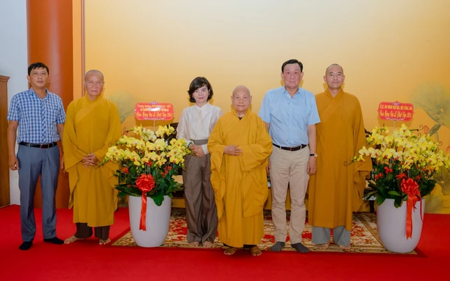 Trung tướng Phạm Ngọc Việt và phái đoàn thăm, chúc mừng Trưởng lão Hòa thượng Thích Thiện Nhơn, Chủ tịch Hội đồng Trị sự GHPGVN - Ảnh: Đăng Huy