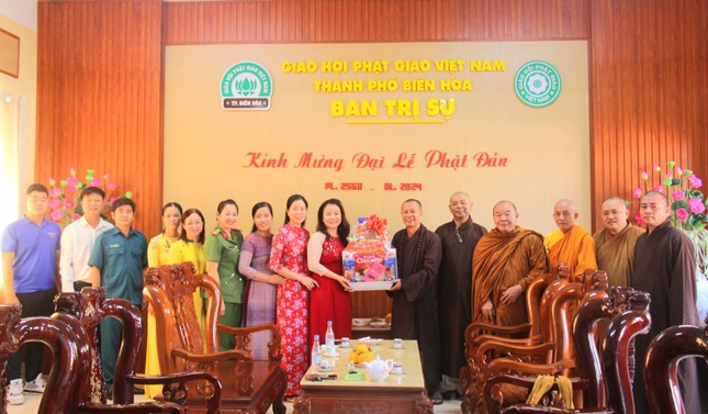 Bà Nguyễn Thị Thanh Thủy tặng quà chúc mừng Phật đản Bà Nguyễn Thị Thanh Thủy tặng quà chúc mừng Phật đản