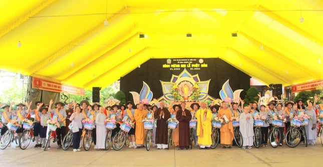 Đoàn diễu hành tập kết ở điểm đến, tại lễ đài Phật đản TP.Biên Hòa - tổ đình Phước Viên