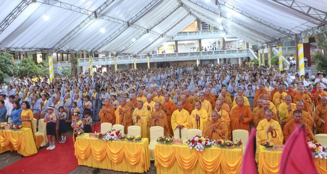 Trang nghiêm cử hành nghi thức kính mừng Khánh đản Đức Phật Trang nghiêm cử hành nghi thức kính mừng Khánh đản Đức Phật