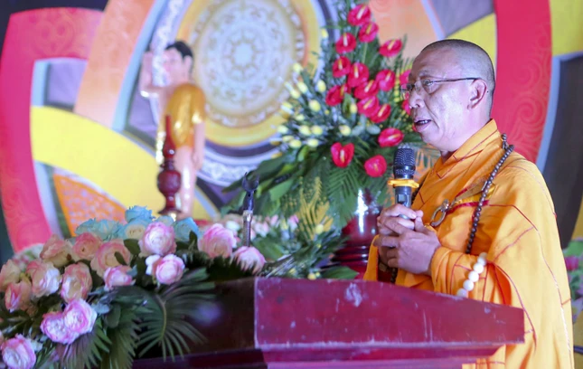 Thượng tọa Thích Quảng Tuấn tuyên đọc Thông điệp Phật đản của Đức Pháp chủ GHPGVN