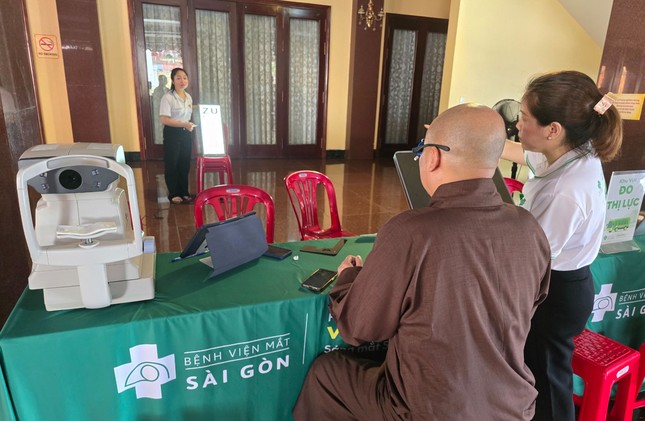 Y bác sĩ Bệnh viện Mắt Sài Gòn kết hợp với Ban Văn hóa Phật giáo TP.HCM tổ chức khám tổng quát, tư vấn miễn phí các bệnh về mắt Y bác sĩ Bệnh viện Mắt Sài Gòn kết hợp với Ban Văn hóa Phật giáo TP.HCM tổ chức khám tổng quát, tư vấn miễn phí các bệnh về mắt