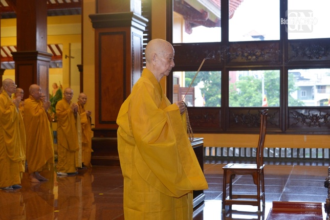 Đức Pháp chủ niêm hương bạch Phật tại chánh điện Việt Nam Quốc Tự Đức Pháp chủ niêm hương bạch Phật tại chánh điện Việt Nam Quốc Tự