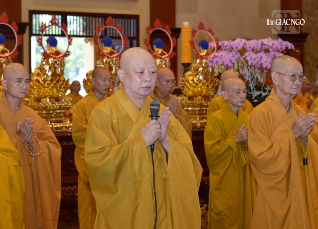 Hòa thượng Thích Lệ Trang tác pháp cung thỉnh Đức Pháp chủ giáo giới