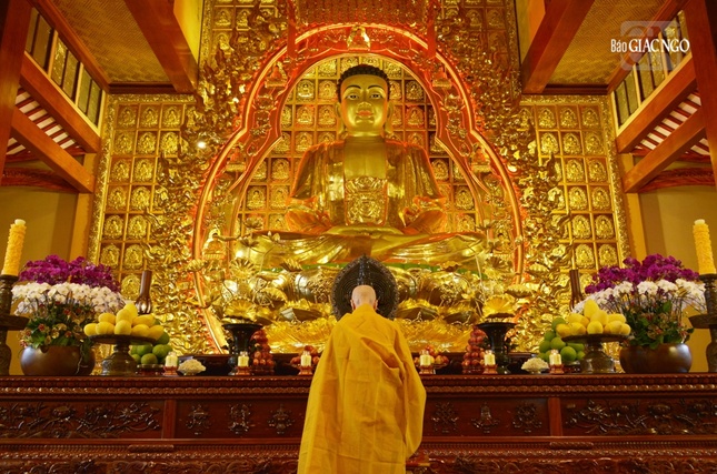 Đức Pháp chủ đảnh lễ Tam bảo Đức Pháp chủ đảnh lễ Tam bảo