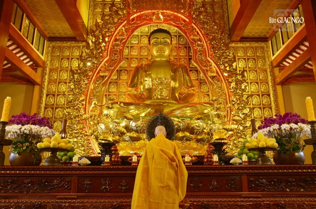 Đức Pháp chủ đảnh lễ Tam bảo