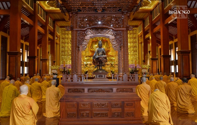 Đức Pháp chủ nhắn nhủ, sau lễ tác pháp an cư, chư Tăng trở về các trường hạ tập trung tại địa phương cùng nhau trau dồi, nghiêm trì trong ba tháng an cư như pháp Đức Pháp chủ nhắn nhủ, sau lễ tác pháp an cư, chư Tăng trở về các trường hạ tập trung tại địa phương cùng nhau trau dồi, nghiêm trì trong ba tháng an cư như pháp