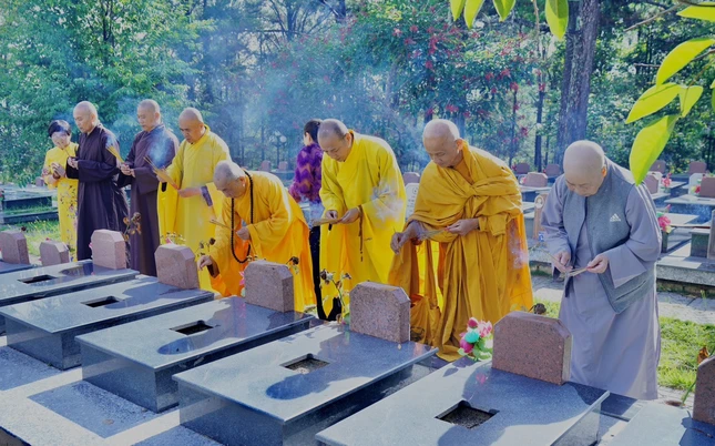 Đoàn Ban Thường trực Ban Trị sự tỉnh thắp hương trên mộ phần liệt sĩ Đoàn Ban Thường trực Ban Trị sự tỉnh thắp hương trên mộ phần liệt sĩ