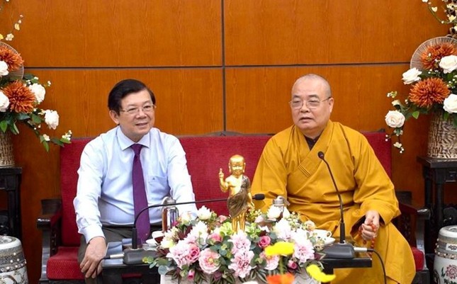 Trưởng lão Hòa thượng Thích Thanh Nhiễu tiếp thân mật ông Nguyễn Hữu Dũng Trưởng lão Hòa thượng Thích Thanh Nhiễu tiếp thân mật ông Nguyễn Hữu Dũng