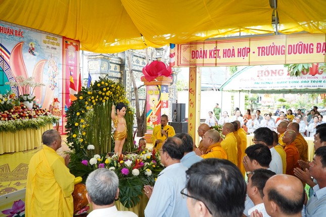 Chư tôn đức dâng hương và thực hiện nghi lễ Tắm Phật