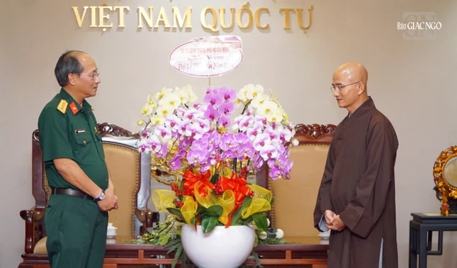Thượng tọa Thích Thiện Quý tiếp Đại tá Nguyễn Thanh Phong