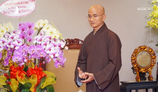 Thượng tọa Thích Thiện Quý thay mặt Ban Trị sự GHPGVN TP.HCM cảm ơn phái đoàn Bộ Tư lệnh TP.HCM đến thăm và chúc mừng nhân Đại lễ Phật đản Phật lịch 2568