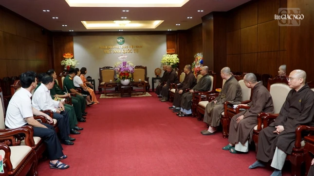 Chư tôn đức Ban Trị sự TP.HCM tiếp phái thân mật đoàn Bộ Tư lệnh TP.HCM và Q.10 đến thăm, chúc mừng Phật đản