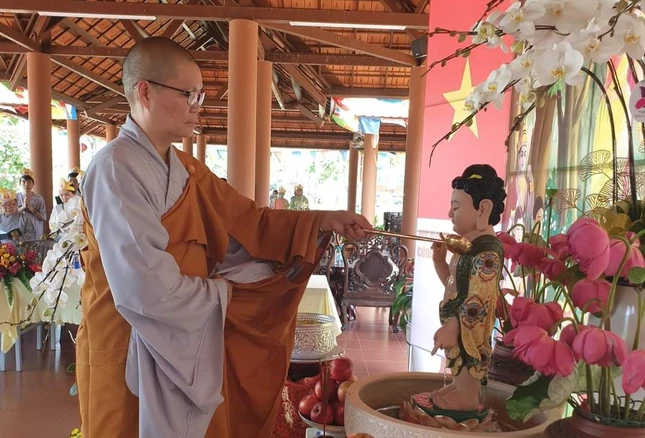 Cử hành Lễ Tắm Phật Cử hành Lễ Tắm Phật