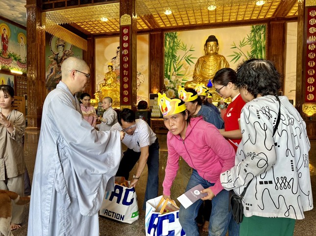 Ni sư Thích nữ Huệ Đức trao quà nhân mùa Phật đản Ni sư Thích nữ Huệ Đức trao quà nhân mùa Phật đản