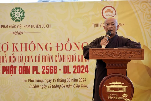 Thượng tọa Thích An Thường phát biểu tại phiên chợ