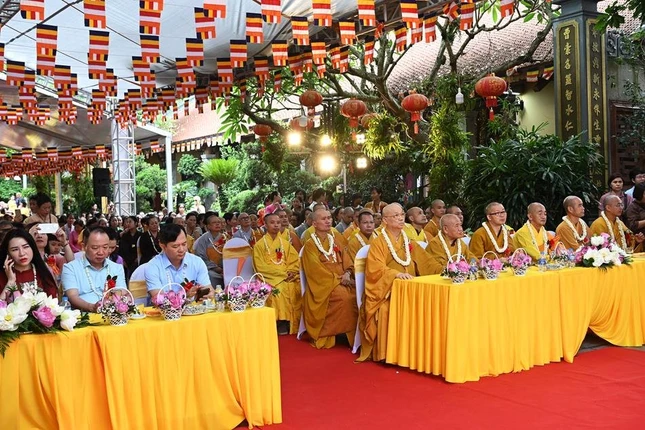 Chư tôn đức chứng minh, đại diện chính quyền TP.Hà Nội tham dự Đại lễ