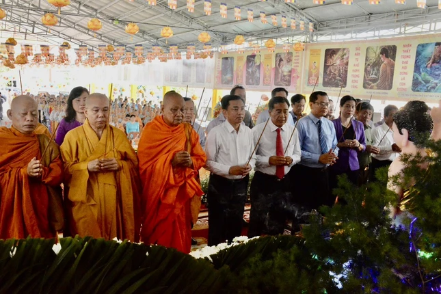 Chư tôn đức và các vị lãnh đạo chính quyền dâng hương Tam bảo