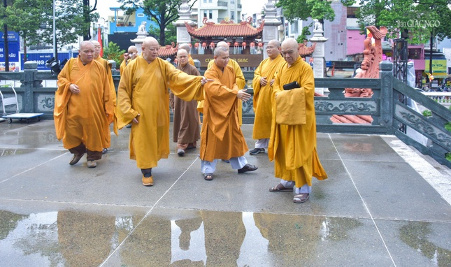 Hòa thượng Thích Lệ Trang, Trưởng ban Trị sự GHPGVN TP.HCM, Trưởng ban Tổ chức Đại lễ chỉ đạo bố trí các dãy ghế cho khách mời, chư tôn đức tham dự - Ảnh: Quảng Đạo