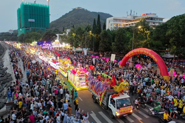 Đoàn xe hoa diễu hành qua các con đường thuộc TP.Vũng Tàu