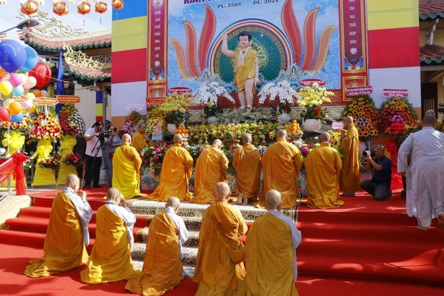 Chư Tăng Ni đảnh lễ tôn tượng Đức Phật sơ sinh