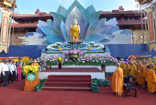 Đại chúng khởi thân thành kính hướng đến kim tướng Đức Phật sơ sinh