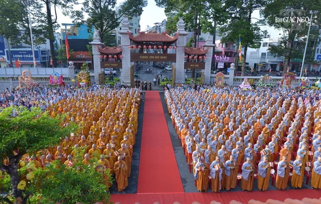 Chư tôn đức Tăng Ni, Phật tử tham dự Đại lễ