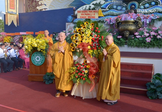 Trưởng lão Hòa thượng Thích Thiện Pháp tặng lẵng hoa của Ban Thường trực Hội đồng Trị sự - Hòa thượng Thích Lệ Trang đón nhận