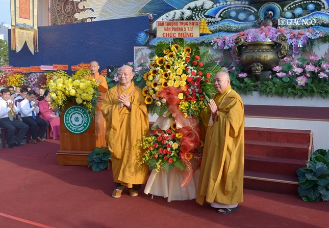 Trưởng lão Hòa thượng Thích Thiện Pháp tặng lẵng hoa của Ban Thường trực Hội đồng Trị sự - Hòa thượng Thích Lệ Trang đón nhận