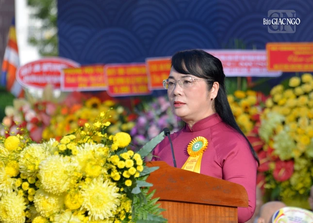 Bà Trần Kim Yến, Chủ tịch Ủy ban MTTQVN TP.HCM phát biểu chúc mừng