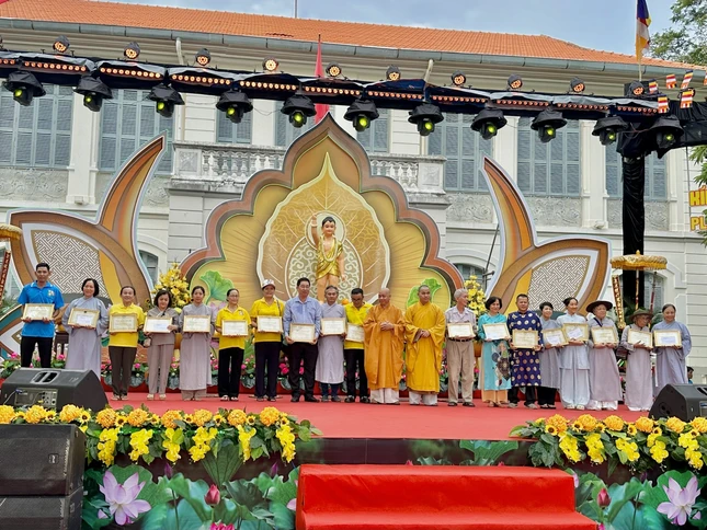 Chư tôn đức tặng Bằng tuyên dương đến những đơn vị, cá nhân tham gia cuộc thi Chư tôn đức tặng Bằng tuyên dương đến những đơn vị, cá nhân tham gia cuộc thi