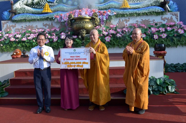 Hòa thượng Thích Lệ Trang, Thượng tọa Thích Thanh Phong trao bảng ủng hộ đến Quỹ “Vì người nghèo” và Quỹ “Vì biển đảo quê hương - vì tuyến đầu Tổ quốc” của Ủy ban MTTQVN TP.HCM