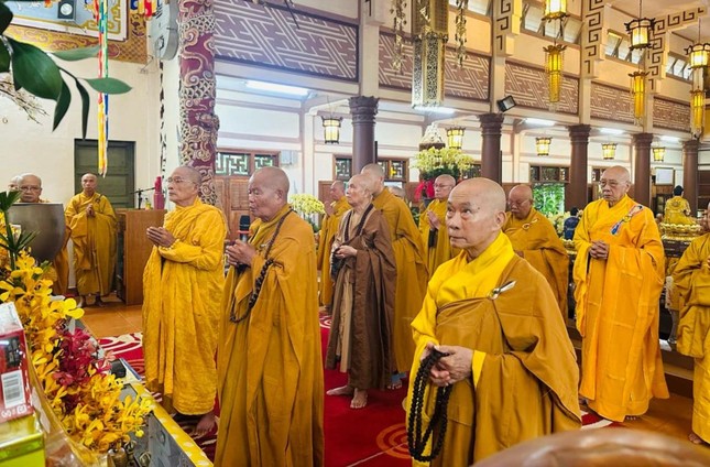 Hòa thượng Thích Quảng Thiện đã niêm hương bạch Phật