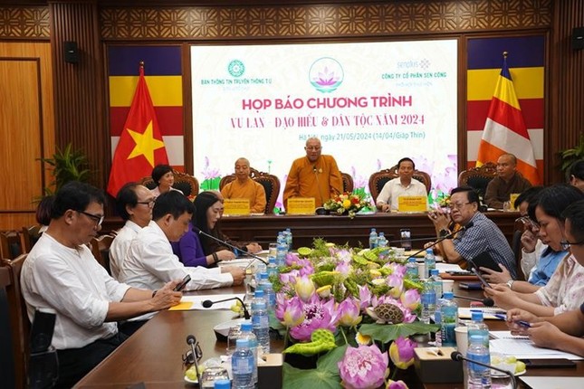 Hòa thượng Thích Gia Quang chủ trì buổi họp báo