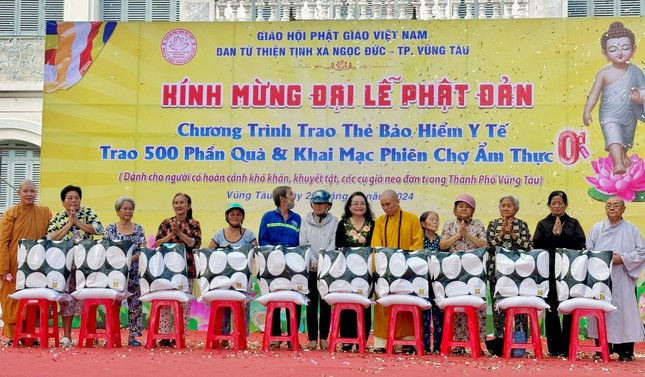 Ban Tổ chức trao quà đến những hộ nghèo