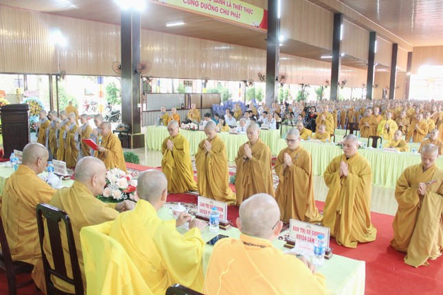 Đại diện hành giả tác bạch phát nguyện tinh tấn nhập hạ trong ba tháng