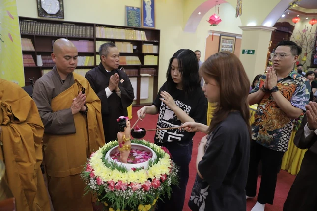 Phật tử Tắm Phật